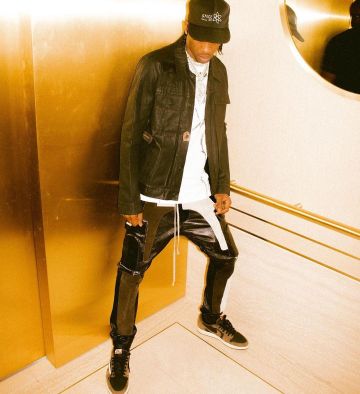 Jordan 1 low travis scott usado por Travis Scott en la cuenta de Instagram de @travisscott