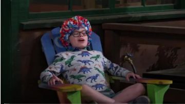 Sweater Grey worn by Matteo Silva (Raphael Alejandro) in BUNK'D Season 4 Episode 21