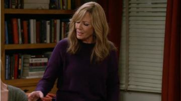 Suéter púrpura usado por Bonnie (Allison Janney) en Mom Temporada 7 Episodio 16