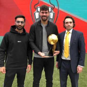 T shirt gris col V de Alisson Becker sur le compte Instagram de @alissonbecker