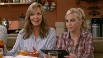 Camisa de rayas azules usada por Bonnie (Allison Janney) en Mom Temporada 7 Episodio 16