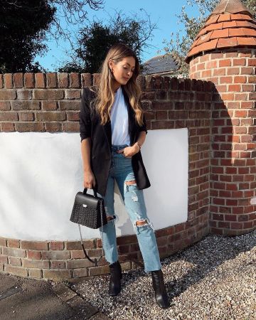 Dou­ble-breast­ed blaz­er of Charlotte Rose on the Instagram account @modelmouth