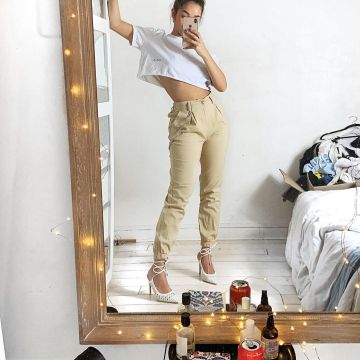 Pantalon cargo beige porté par Léna Situation sur le compte Instagram de @lenamahfouf 