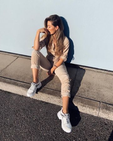 Mango Jump­suit of Charlotte Rose on the Instagram account @modelmouth