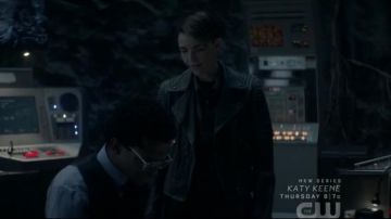 Chaqueta de cuero negro usada por Kate Kane (Ruby Rose) en Batwoman Temporada 1 Episodio 13