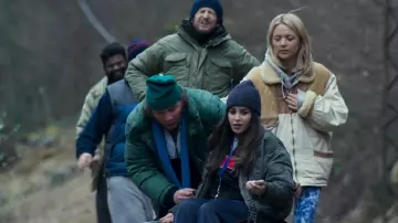 La corta capa beige bimaterial de Delphine (Virginie Efira) en Le Grand Bain