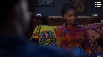 Imprimé Tie-Dye Haut porté par Ciel Forster (Halle Bailey) adultes-ish Saison 3 Épisode 6