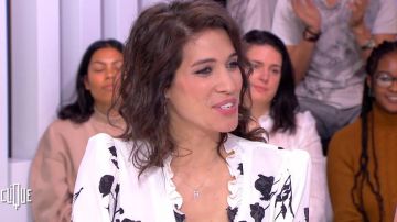 La chemise imprimée en crêpe bordé d'un volant de Laurie Cholewa dans Clique le 24.02.2020