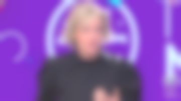 The top cut oversize collar black Sylvie Adigard in Télématin the 17.02.2020