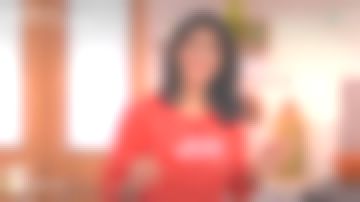 Le sweat rouge croque monsieur de Farida Kramdi dans La Quotidienne le 24.02.2020