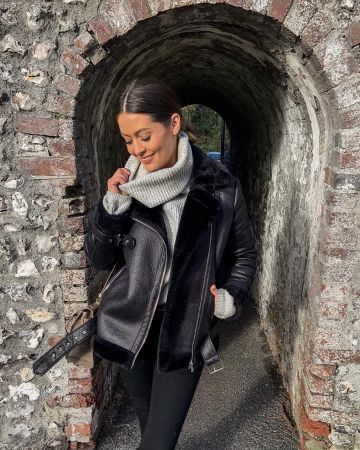 Jeans noir de Charlotte Rose sur Instagram account @modelmouth