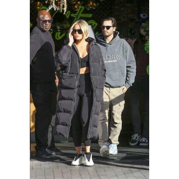 Prada Black Nylon Puffer Coat de Khloé Kardashian en la cuenta de Instagram @khloekardashian 24 de febrero de 2020