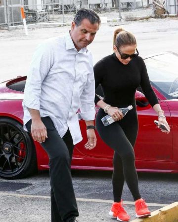 Pendientes Chanel CC usados por Jennifer Lopez Miami febrero 23, 2020