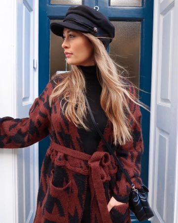 Black Ribbed Col­lar Sweater of Charlotte Rose on the Instagram account @modelmouth