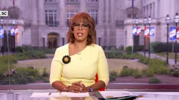 Saint Jean de la Collection Tricot Asymétrique Robe Fourreau porté par Gayle King sur CBS, Ce Matin, le 24 février 2020