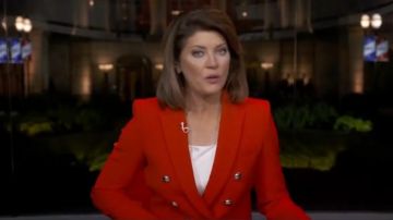 Barba de Verónica Chaqueta Dickey roja de doble pecho usada por Norah O'Donnell en CBS Evening News 24 de febrero de 2020
