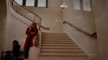 Abrigo de mezcla de lana de doble pecho usado por Amanda Doherty (Victoria Cartagena) en Almost Family Temporada 1 Episodio 12