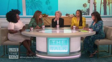 Asos design Wrap Front Midi Dress en abstract Animal Print usado por Carrie Ann Inaba en The Talk febrero 24, 2020