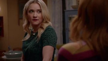 Vert Leopard Tee porté par Roxy Doyle (Emily Osment) dans Près de Famille Saison 1 Épisode 12