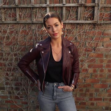 Leather Bik­er Jack­et of Charlotte Rose on the Instagram account @modelmouth