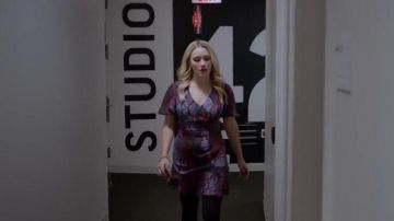 Serpent Wrap Violet Robe portée par Roxy Doyle (Emily Osment) dans Près de Famille Saison 1 Épisode 12