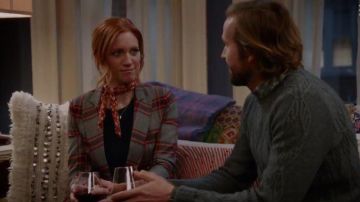 Blazer de doble pecho a cuadros usado por Julia Bechley (Brittany Snow) en Almost Family Temporada 1 Episodio 12