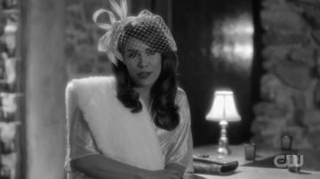 Voile Fascinator porté par Cristal Carrington (Daniella Alonso) dans Dynastie (S03E13)