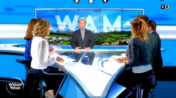Le Pantalon droit taille standard à pinces marine de Caroline Delage dans William à midi