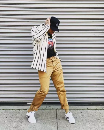 La chemise blanche à rayures noires de Chris Brown sur le compte Instagram de @chrisbrownofficial