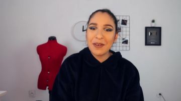 Hoodie noir a capuche de sherazade dans TROUVE LA MUSIQUE EN UN MOT ( version en anglais )