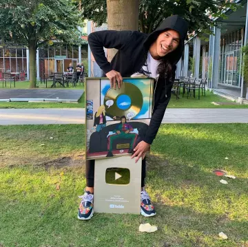 T-shirt lacoste de moha lasquale sur le compte Instagram de @mohalasquale 