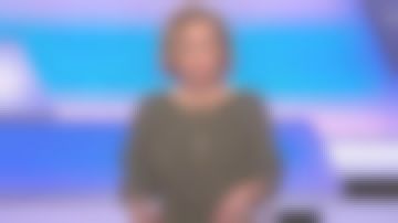 La robe kaki courte effet peau de pêche avec noeud à la taille de Caroline Roux dans C dans l'air le 25.02.2020