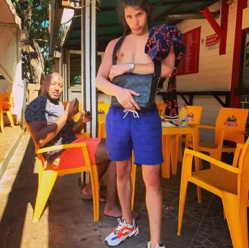 Sacoche lv de moha porté par moha la squale  sur le compte Instagram de @mohalasquale 