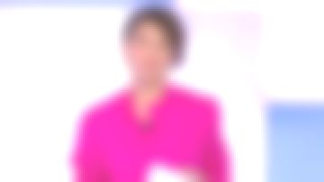 La camisa fushia con cuello mao de Mélanie Taravant en C à dire le 25.02.2020