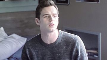 Le sweatshirt gris chiné de Justin Foley (Brandon Flynn) dans la série 13 Reasons Why