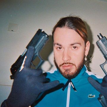 The gloves Kalenji worn by SCH on his account Instagram @sch 