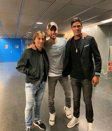 Les Sneakers Philipp Plein grise portées par Raphaël Varane sur son compte Instagram @raphaelvarane