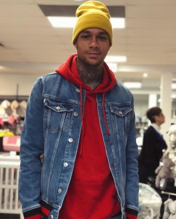 La gorra amarilla que lleva Gregory van der Wiel en la cuenta de Instagram de @gregoryvanderwiel