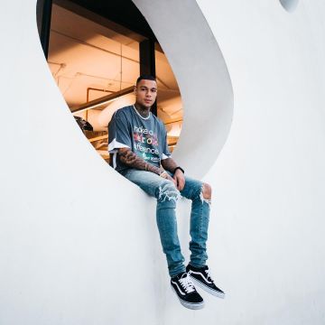 Los pantalones vaqueros de agujero usados por Gregory van der Wiel en la cuenta de Instagram de @gregoryvanderwiel