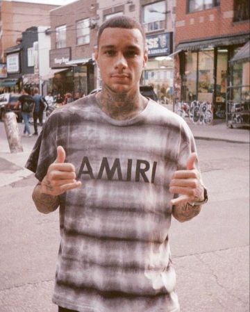 La camiseta degradada de Amiri usada por Gregory van der Wiel en la cuenta de Instagram de @gregoryvanderwiel