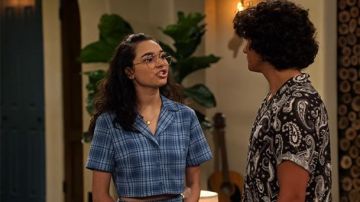 La chemise imprimée écossais bleue de Ashley Garcia (Paulina Soberanes-Chávez) dans L'univers infini d'Ashley Garcia (S01E04)