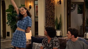 La jupe imprimée écossais portée par Ashley Garcia (Paulina Soberanes-Chávez) dans L'univers infini d'Ashley Garcia (S01E04)