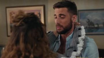 El suéter de encaje de Alexis Rose (Annie Murphy) en Schitt's Creek (S06E08)