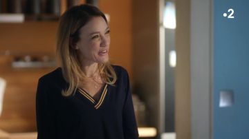 La robe marine col V de Ève Prodi (Emma Colberti) dans Un si grand soleil