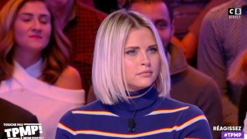 Suéter a rayas de cuello de tortuga de Kelly Vedovelli en Touche pas à mon poste