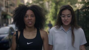 Camiseta sin mangas negra Nike usada por Janay (Dede Lovelace) en Betty (Temporada 1)