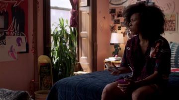 Camisa suprema con estampado de Obama usada por Janay (Ardelia Lovelace) en Betty (Temporada 1)