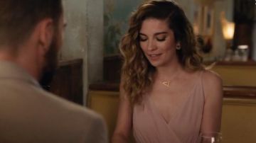 Un collar de cartas usado por Alexis Rose (Annie Murphy) en Schitt's Creek Temporada 6 Episodio 8