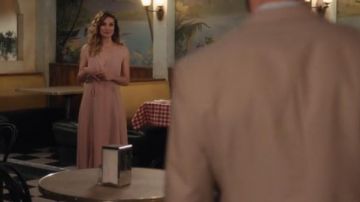 Maxi vestido rosa usado por Alexis Rose (Annie Murphy) en Schitt's Creek Temporada 6 Episodio 8