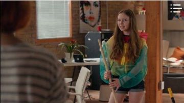 Pantalón corto de mezclilla de cintura alta usado por Alice Carlson (Sadie Munroe) en Workin' Moms Temporada 4 Episodio 2